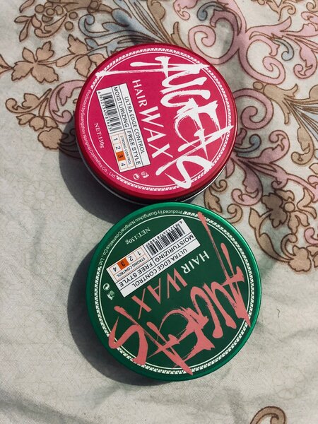 Cire coiffante noire