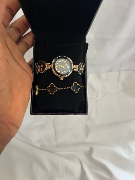 Montre élégante femme avec bijou