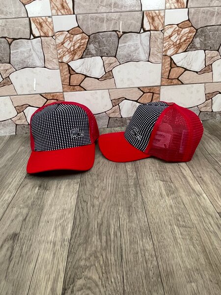 Casquette à filet rouge