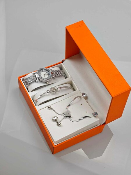 Ensemble Montre et Bijoux Éclatant