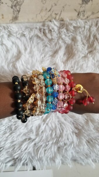 Bracelets en pierres colorées