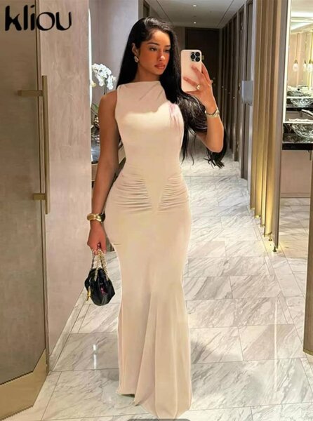 Jolie robe que dessine les rondeurs pour femmes