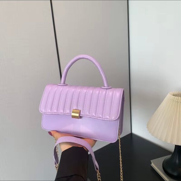 Sac à main en cuir lilas