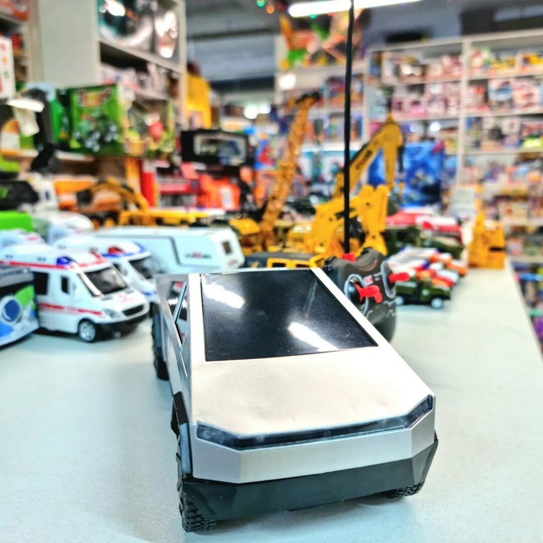 Тесла Сайбертрак на пульте