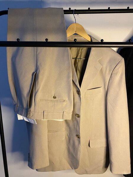Costume élégant beige homme