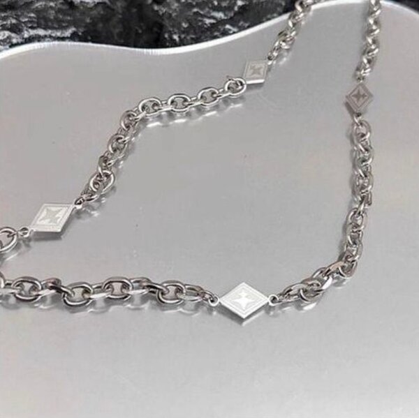 Collier chaîne avec pendentifs carrés en acier inoxydable