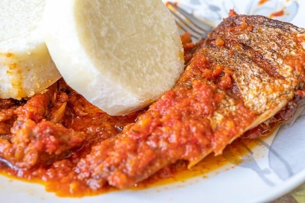 Igname bouille( oeufs/poisson)