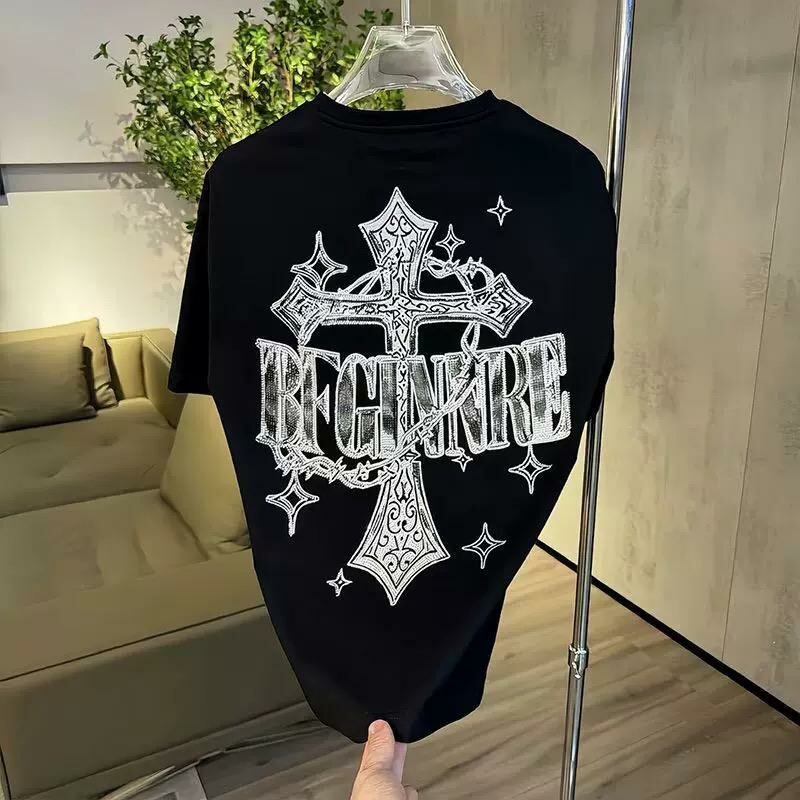 T-shirt Gothique avec Croix