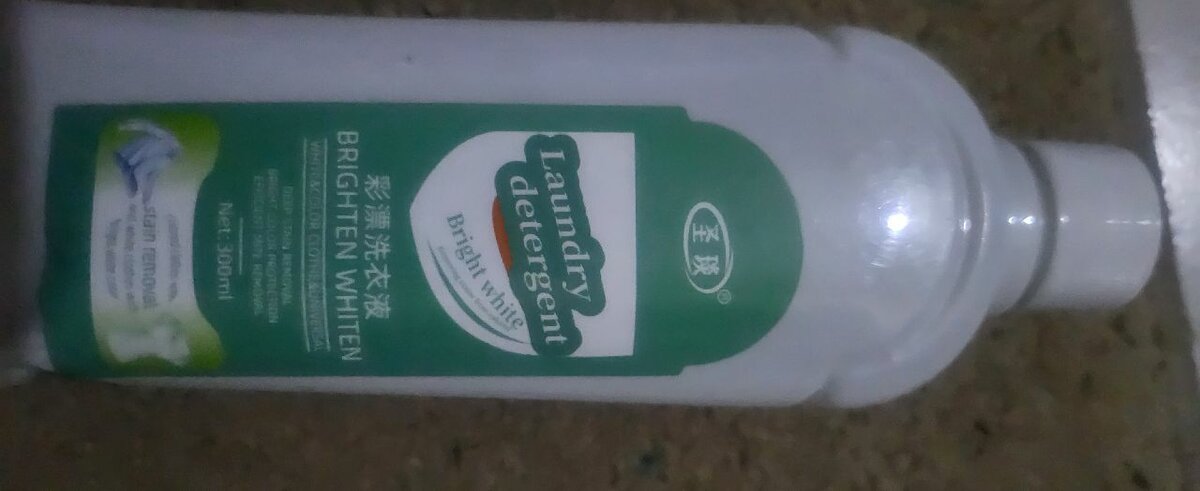 Détergent à lessive blanchissant