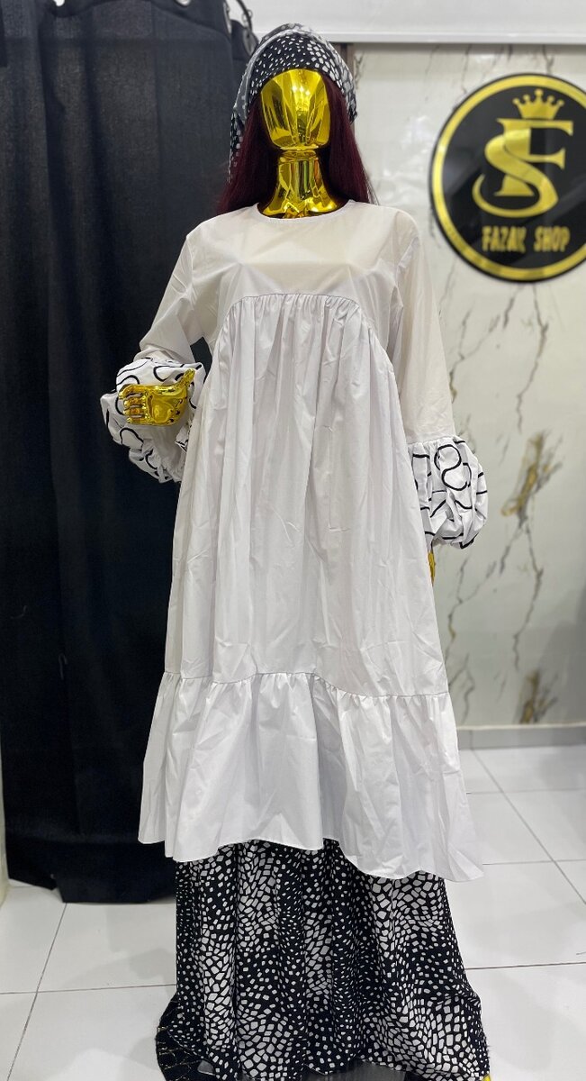 Robe blanche chic à motifs