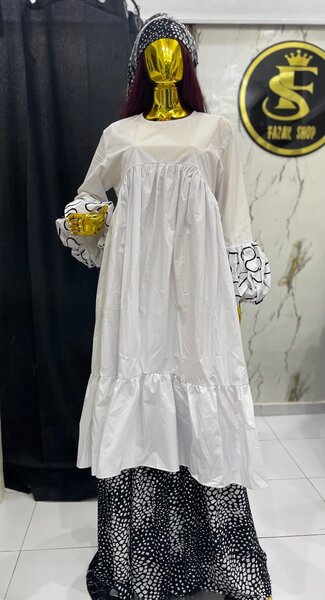 Robe blanche chic à motifs