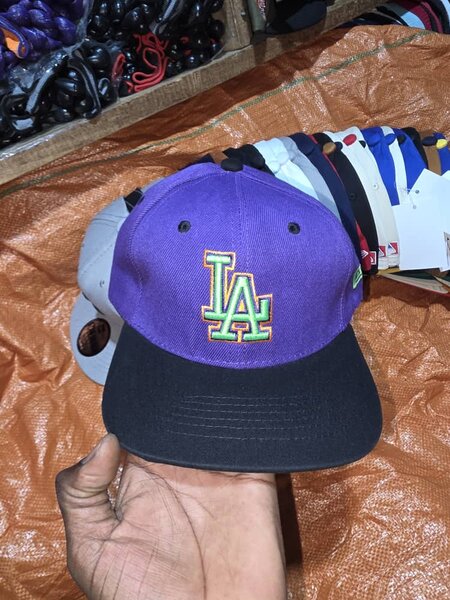 Casquette violette LA