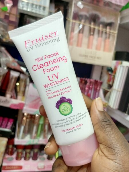 Fruisër UV Whitening facial cleansing foam