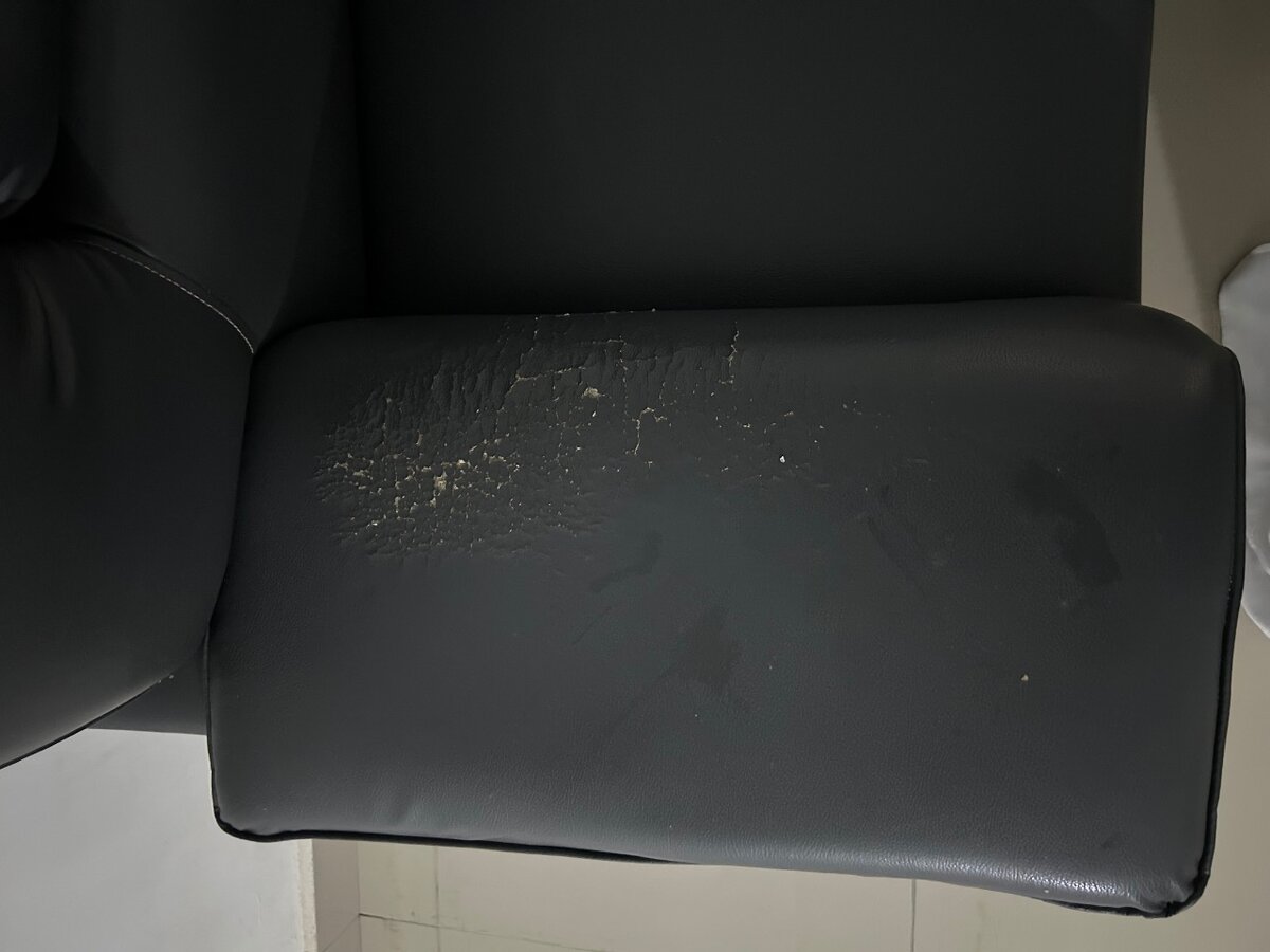 Canapé en cuir usé