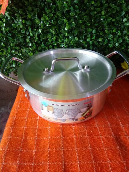 Casserole en aluminium avec couvercle