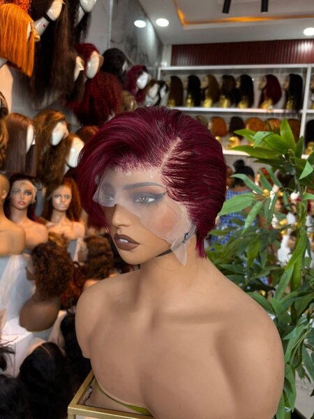 Perruque en dentelle courte élégante