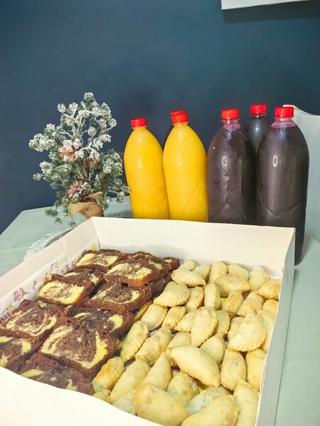 Pastels mélange, cake et jus