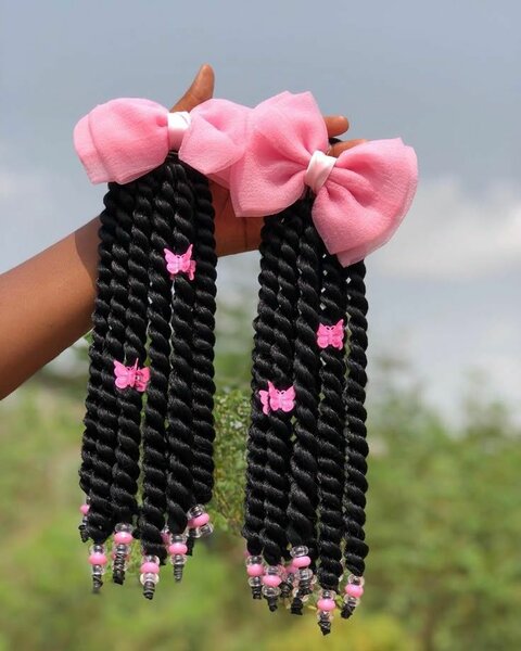 Extensions de Tresses Noires avec Nœuds Roses