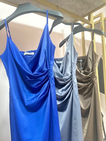 Платье с вырезом на лямках