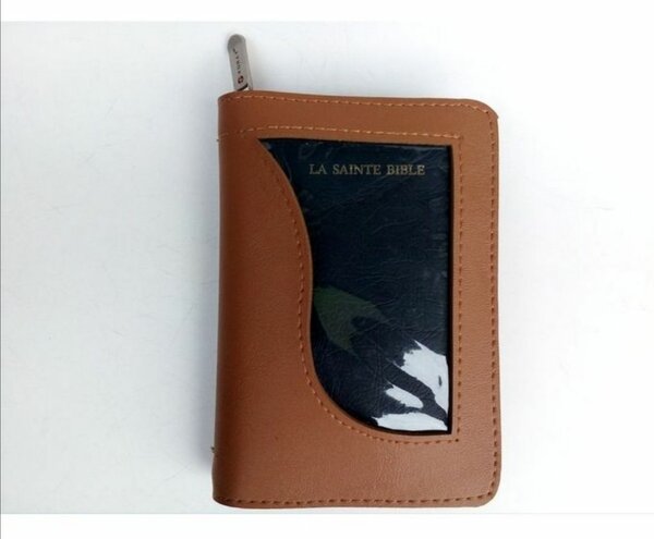 Sainte Bible avec couverture marron
