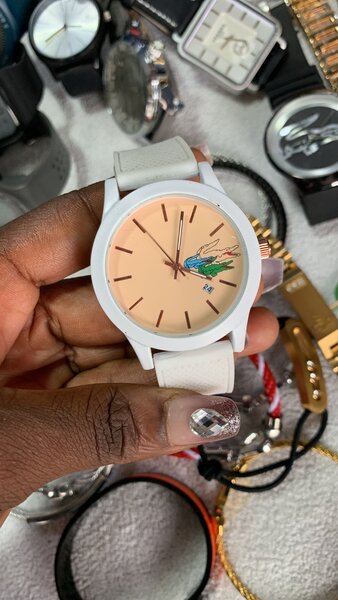 Montre élégante avec bracelet blanc