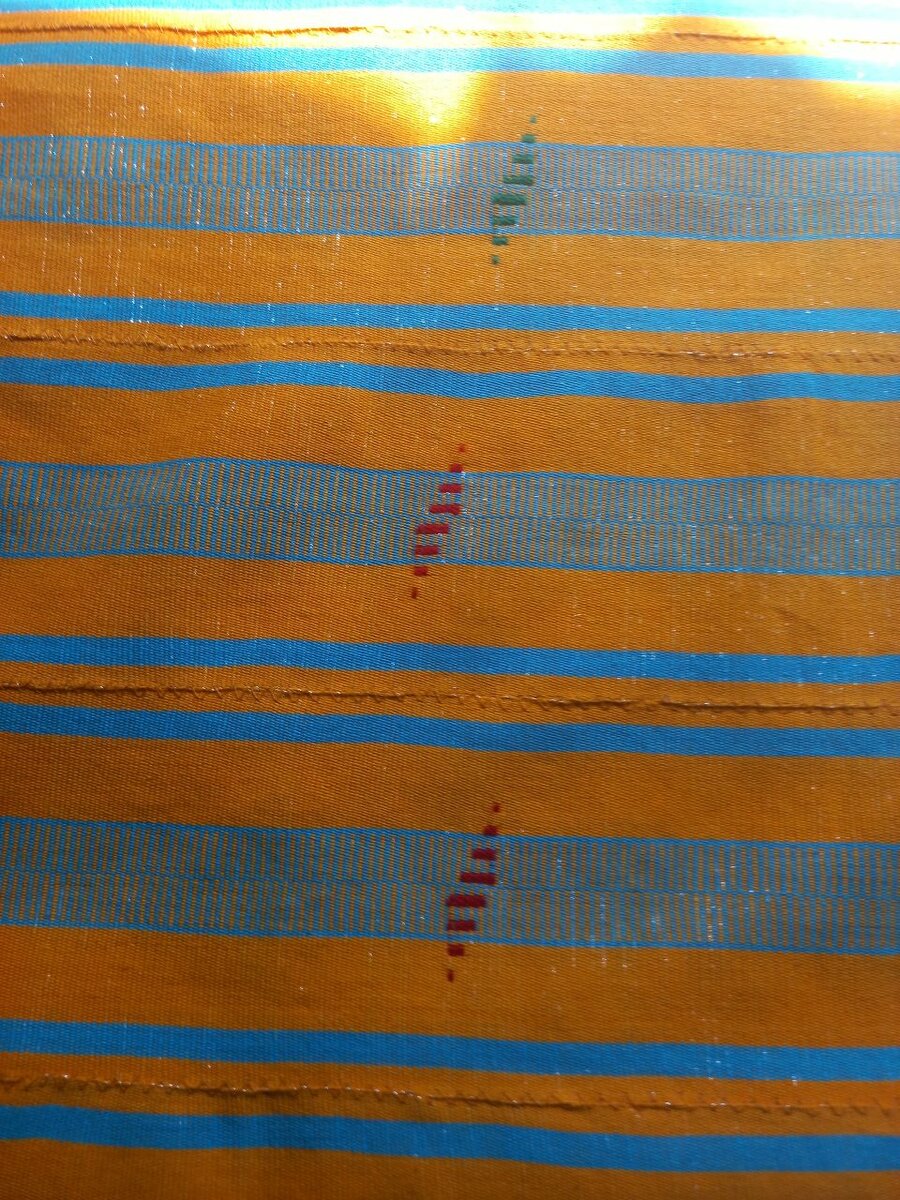 Pagne coloré à motifs rayés