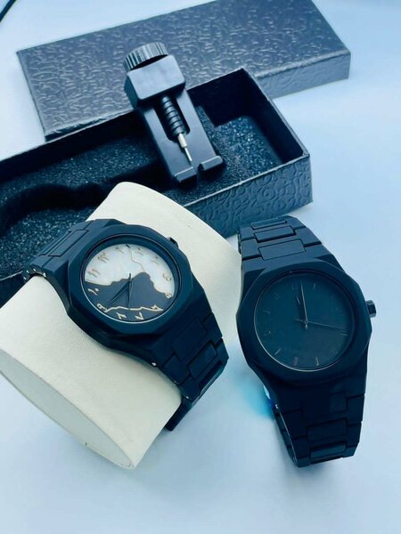 Montres élégantes en acier noir