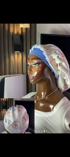 Bonnets colorés en satin