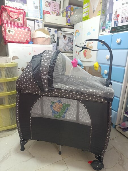 Lit bébé pliant avec moustiquaire