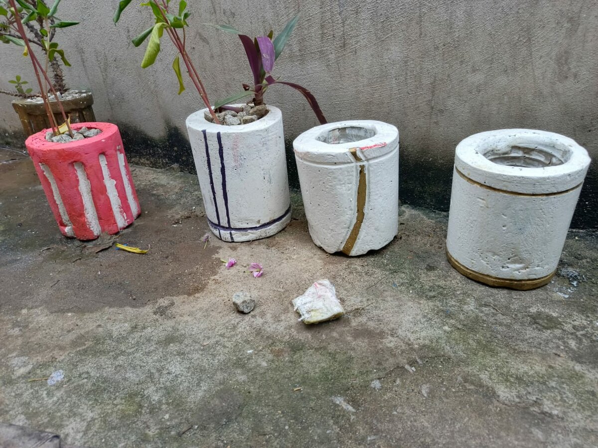 Pots de fleurs en béton décoratif