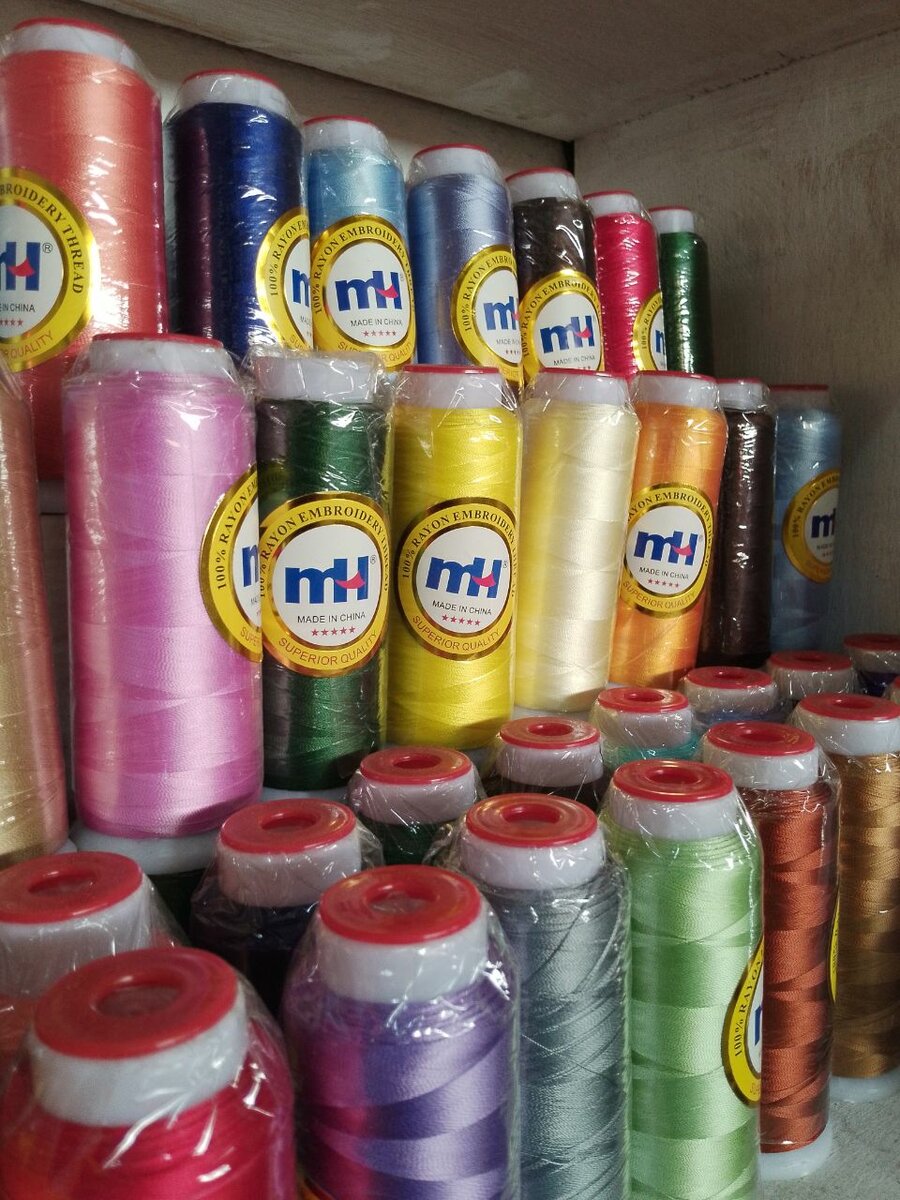 Fils à coudre colorés polyvalents