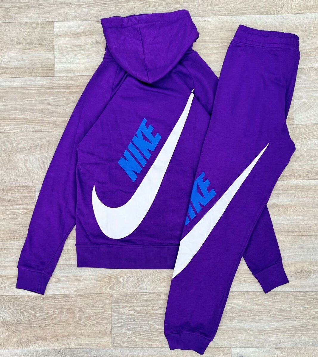 Ensemble de sport Nike coloré