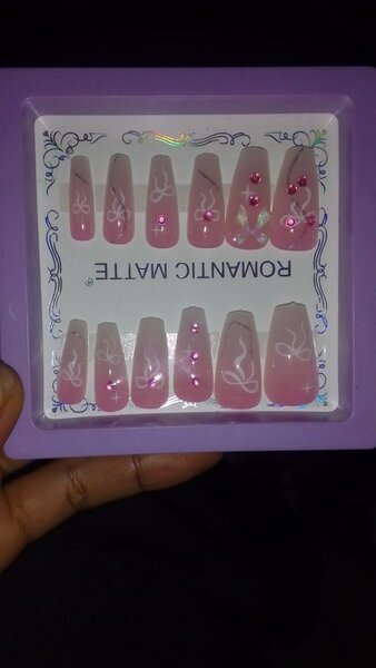 Ongles faux roses glamour