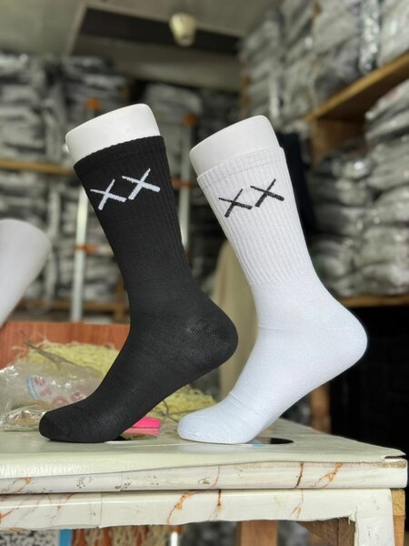 Chaussettes noires et blanches tendance