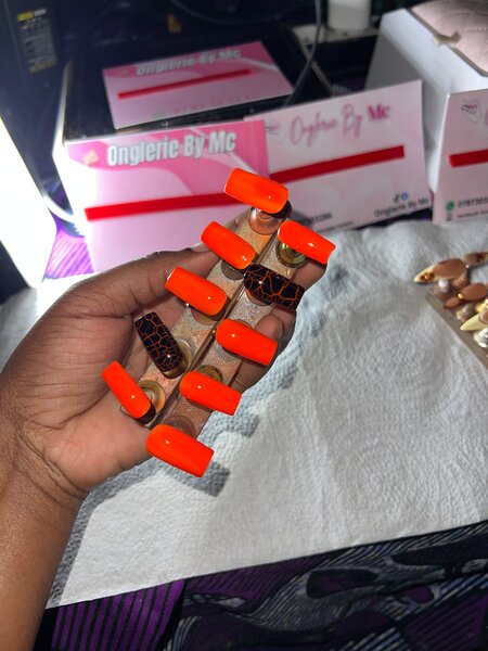 Ongles faux orange élégants