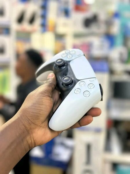  play Station 5 controllers