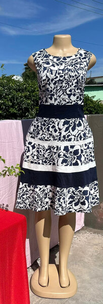 robe noire et blanche motif fleurs