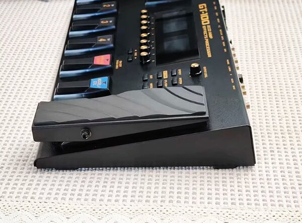 BOSS GT-100 MULTIEFFECT PEDAL