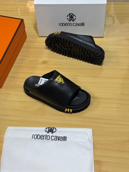 Tongs en cuir noir chic