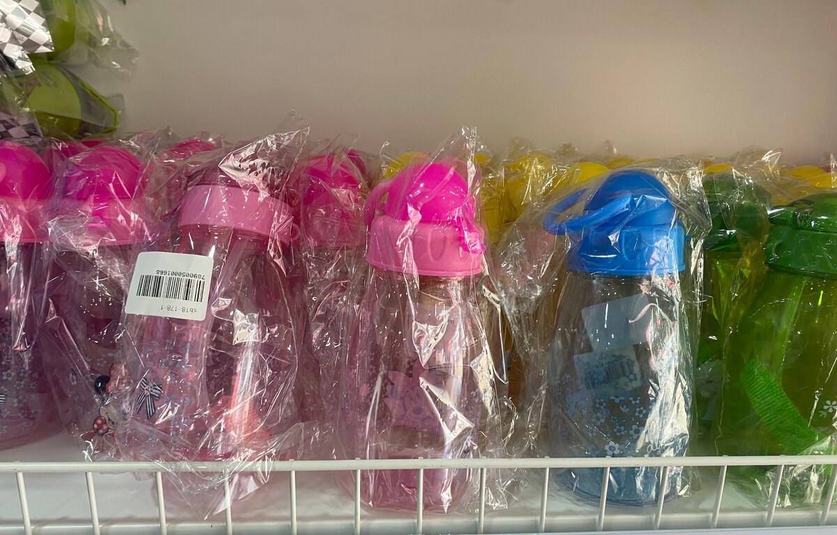 Bouteilles d'eau colorées