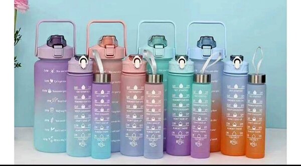 Bouteilles d'eau graduées colorées