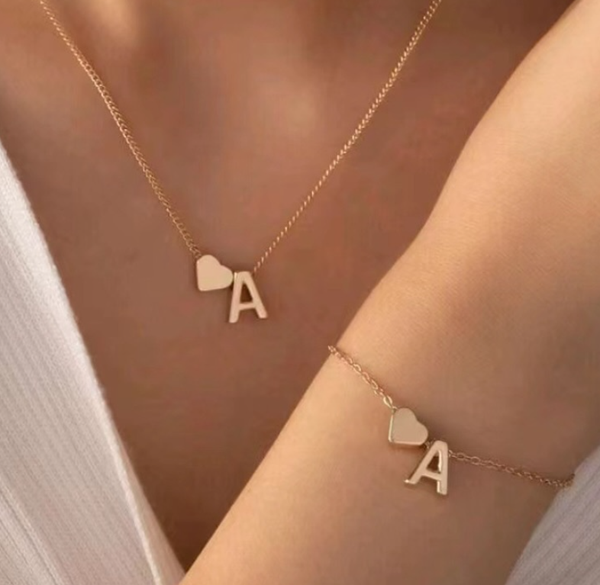 Женское ожерелье с сердечками