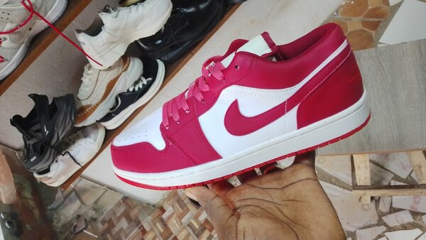 Baskets rouges et blanches tendance