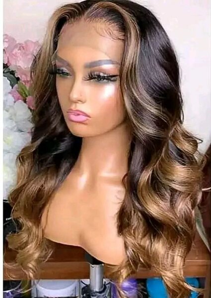 Perruque ondulée en dentelle