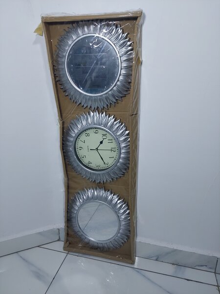 Horloge murale décorative argentée