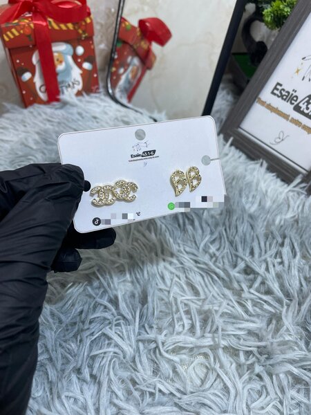 Boucles d'oreilles dorées élégantes