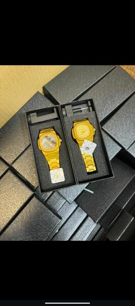 Montres élégantes dorées