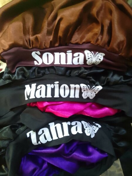 Bonnets en satin personnalisés