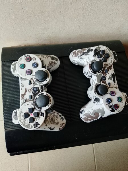 PS3 Super slim et 2 manettes