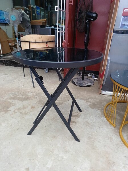 Table pliante en verre noir